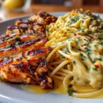 Grillowany kurczak z kremowym makaronem w sosie czosnkowo-parmezanowym