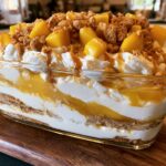 kremowy deser mango z karmelem i chrupiącymi herbatnikami