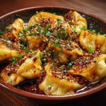 pikantne gyoza w chrupiącym sosie chili z sezamem